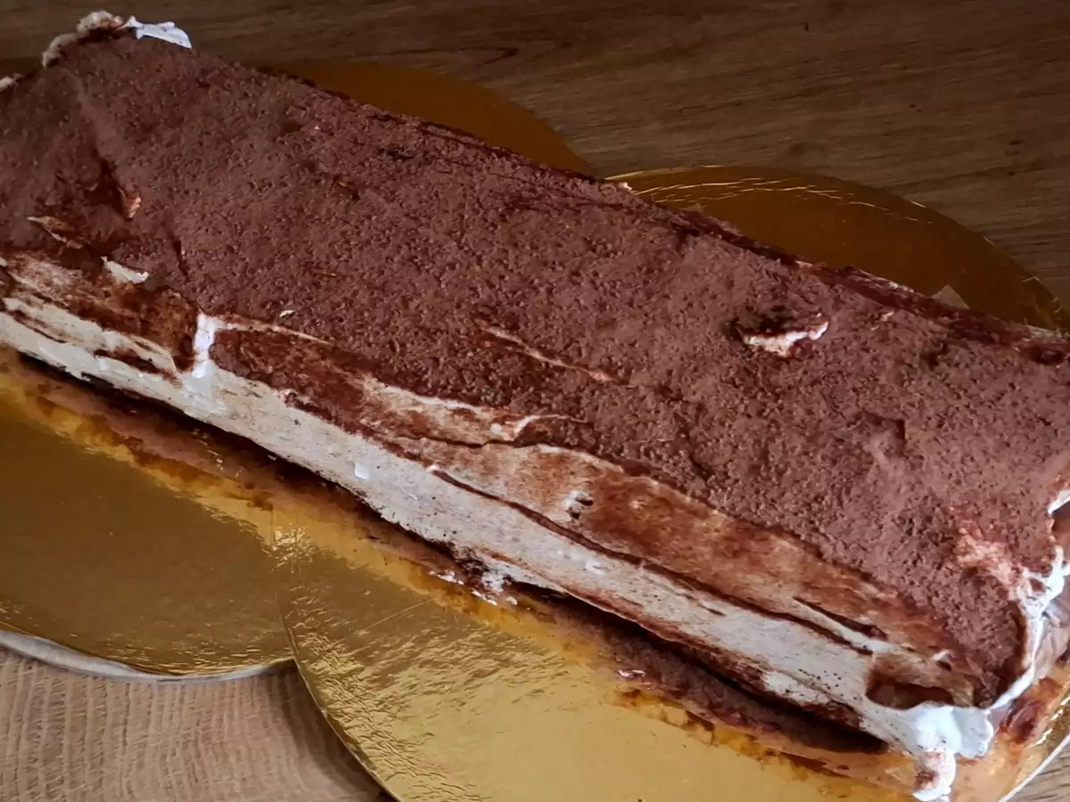 Prazni Ni Rolat Tiramisu Sa Okoladnim Nadevom Recept Bonapeti Rs