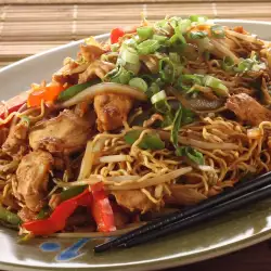 Špageti na kineski način s piletinom