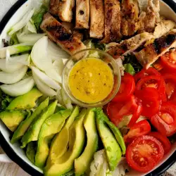 Salata sa avokadom i piletinom
