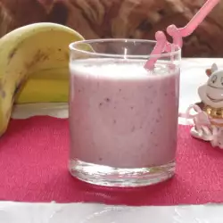 Banana šejk sa šumskim voćem i kondenzovanim mlekom