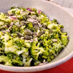 Salata od brokolija za ljude na sirovoj ishrani
