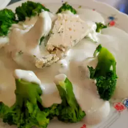 Brokoli sa sosom od plavog sira