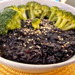 Crni pirinač sa brokolijem u azijskom stilu