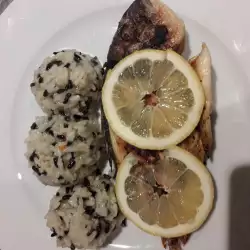 Orada na roštilju s belim i crnim pirinčem
