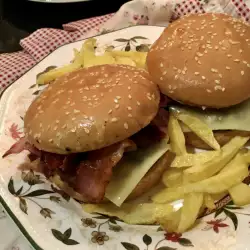 Domaći teleći burgeri sa slaninom i gaudom