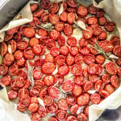 Domaće osušen čeri paradajz sa bosiljkom i belim lukom
