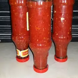 Sok od paradajza u flašama