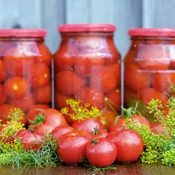 Oljušten i konzervisan paradajz