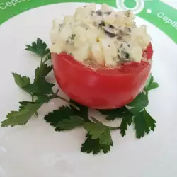 Paradajz punjen salatom od jaja sa pečurkama
