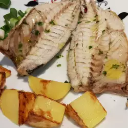 Fileti bele ribe sa mladim lukom i prilogom od krompira