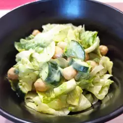 Ajsberg salata sa leblebijom i dresingom od avokada