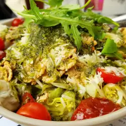 Bogata salata sa ajsberg salatom i gorgonzolom