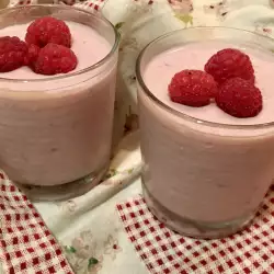 Želirani jogurt sa malinama i kupinama