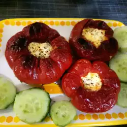 Crvene pararadjz-paprike punjene jajima i sirom