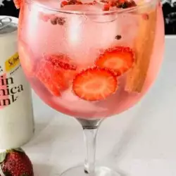 Koktel od pink džina i jagoda