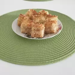 Jednostavan kolač sa grizom и jabukama