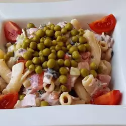 Salata sa testeninom, paradajzom, maslinama i graškom