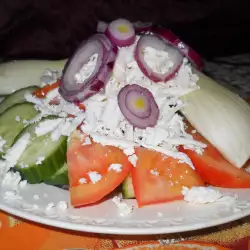 Mešana salata sa celerom i crvenim lukom