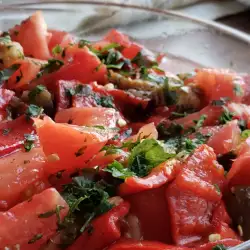 Salata sa paradajzom, paprikama i patlidžanom
