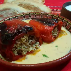 Paprike punjene mlevenim mesom i pirinčem u belom sosu