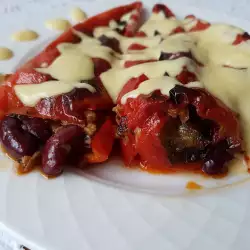 Paprike punjene crvenim pasuljem, mlevenim mesom i sosom