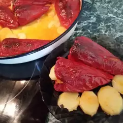 Punjene paprike preko kanapea od krompira