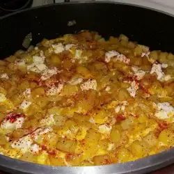 Prženi krompir sa jajima i sirom