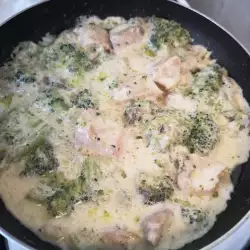 Piletina sa brokolijem i pavlakom u tiganju