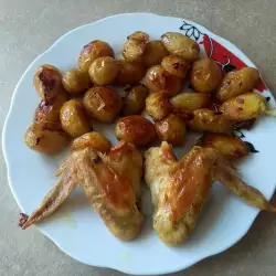Pileća krilca sa mladim krompirićima