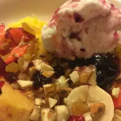 Ukusna voćna salata sa sladoledom