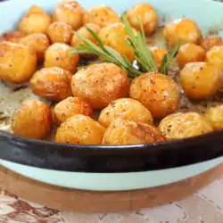 Aromatični sveži krompirići u rerni