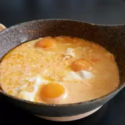 Jaja na oko sa sosom od topljenog sira