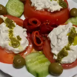 Slojevita salata sa crvenim paradajzom i pestom od bosiljka