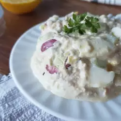 Salata od jaja sa tunjevinom, krastavčićima i majonezom