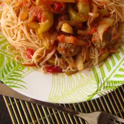Špagete od pirinča sa kobasicom i povrćem