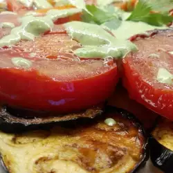 Šarena salata od paradajza sa sosom od majoneza