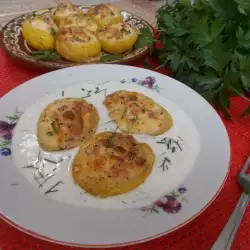 Rumunski pečeni krompir sa nadevom i sosom od belog luka