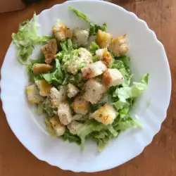Cezar salata sa pilećim fileom i krutonima