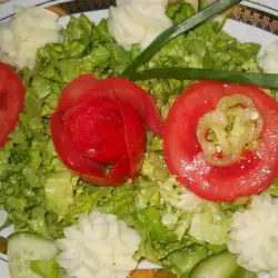 Sveža salata sa ružama od krompira