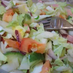 Salata od kineskog kupusa i kobasice