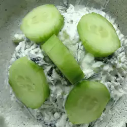 Salata od koprive sa ceđenim mlekom