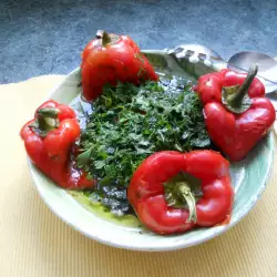 Salata za rakiju od crvenih pečenih paprika