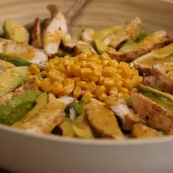 Salata sa pečenim piletom, avokadom i kukuruzom