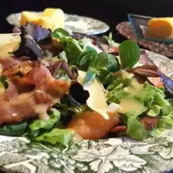 Salata sa dimljenim lososom i čipsom od slanine