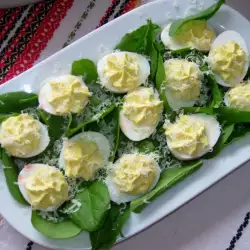 Salata od spanaća sa punjenim jajima