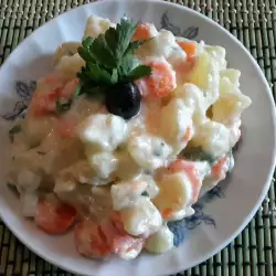 Salata od kuvanog povrća i jabuka sa svežim mlekom