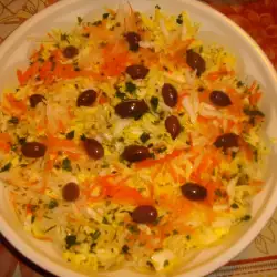 Sveža salata sa kineskim kupusom, rotkvom i šargarepom