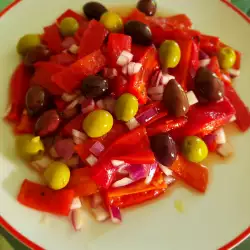 Salata od pečenih paprika, crvenog luka i maslina