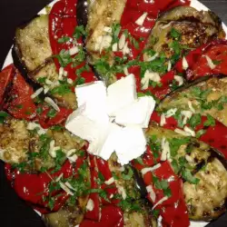 Salata od patlidžana, paprika i paradajza na roštilju