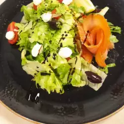 Zelena salata sa dimljenim lososom i filadelfija sirom